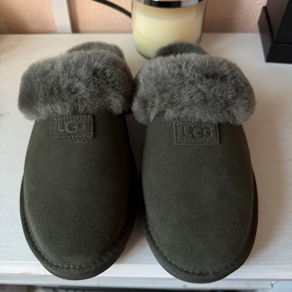 Like New UGG Women's Warm Slipper Size 8 - Picture 3 of 9